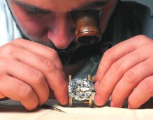 Glashtter Kunst: von Hand bearbeitete Einzelteile werden zu komplexer Mechanik zusammengefgt -  Bild zum Vergrern bitte anklicken